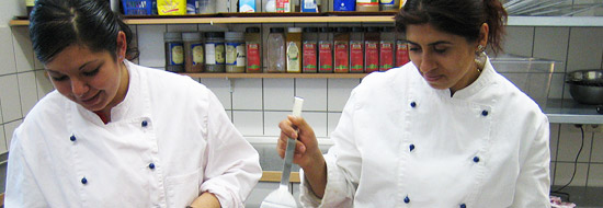 Darstellung von zwei Personen beim Kochen in der Jugendwerkstatt Weyhe