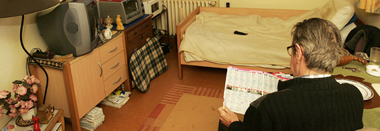 Darstellung davon einer Person, die einem Zimmer sitzt und eine Fernsehzeitung liest