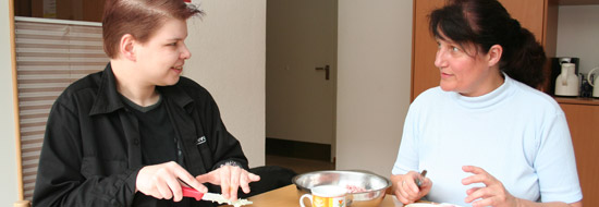 Darstellung von zwei Personen beim gemeinsamen Kochen